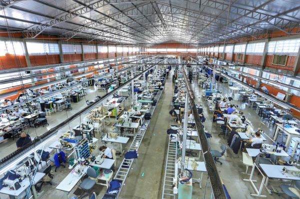 Indústria é segunda atividade que mais gera empregos no Paraná em 2022